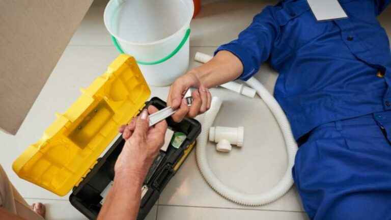 Como Contratar um Serviço de Desentupimento de Banheiro