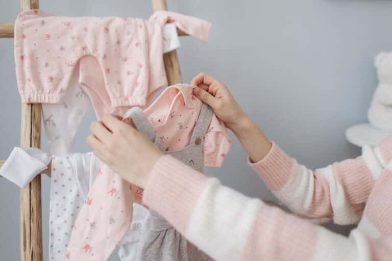 Guia para pais vestirem o bebê no clima imprevisível do Brasil