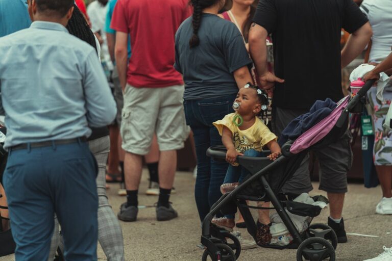 Como os pais urbanos estão adaptando a mobilidade infantil às grandes cidades