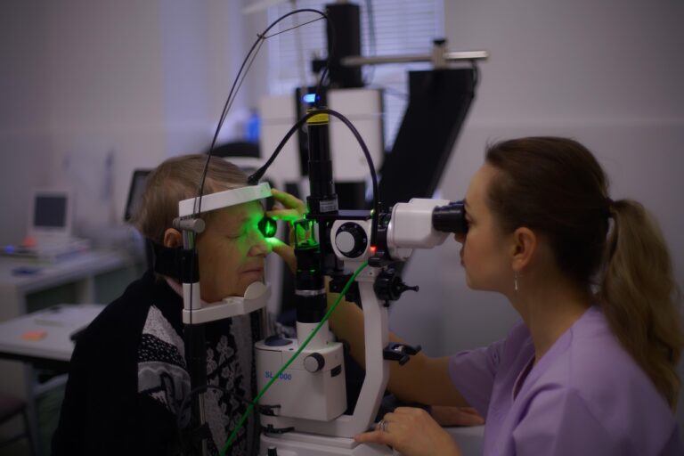 Dicas e Cuidados Essenciais para Escolher um Bom Oftalmologista — Especialmente se Você Pensa em Cirurgia