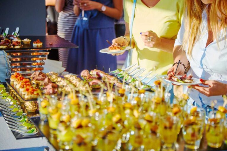 Buffet Finger Food: Conceito, Aplicações e Benefícios em Eventos 