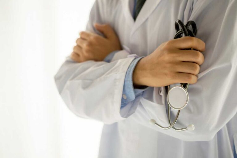 Como escolher a melhor especialidade médica: critérios para definir sua carreira