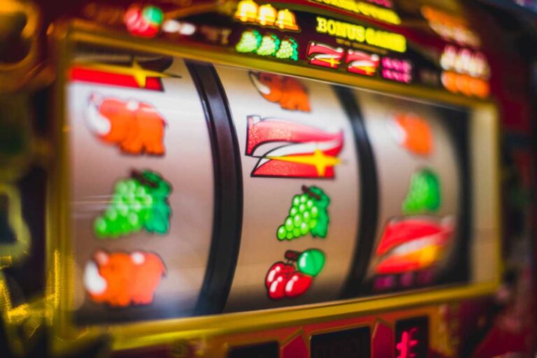 A matemática por trás das luzes: desvendando a mecânica e os mitos dos slots A matemática por trás das luzes: desvendando a mecânica e os mitos dos slots